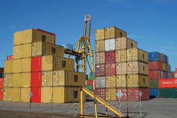 Hamburg  gestapelte Container im Hamburger Hafen