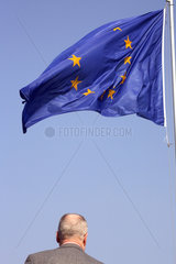 Berlin  Europafahne und Hinterkopf eines Mannes