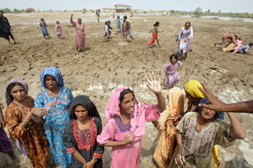 Shadhat Kot  Pakistan  das Militaer versorgt Hochwasser-Opfer mit Hilfsguetern