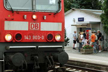 Lauchhammer  Deutschland  Lokomotive und Menschen vor dem DB-Reisezentrum