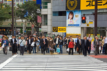 Tokio  Japan  Shibuya  Leute ueberqueren einen Zebrastreifen