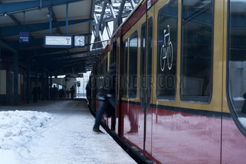 Berlin  Deutschland  ein Fahrgast steigt in die S-Bahn in einen S-Bahnhof im Winter