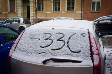 Berlin  Deutschland  jemand hat die Aussentemperatur in den Schnee geschrieben