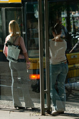 Berlin  zwei Frauen warten an der Bushaltestelle