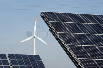 Prenzlau  Deutschland  Photovoltaikanlage und Windrad
