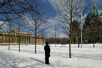 Berlin  schneebedeckter Lustgarten und Altes Museum