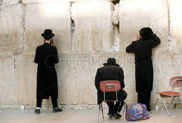 Orthodoxe Juden beim Gebet an der Klagemauer.
