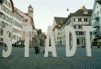 Rapperswil  Schweiz  ueberlebensgrosse Buchstaben in der Innenstadt