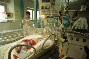 Ein Kind im Inkubator in einem Krankenhaus