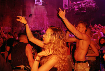 Berlin  Jugendliche tanzen und feiern auf einer Technoparty