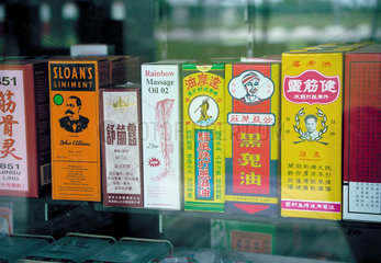 Vitrine einer chinesischen Apotheke mit Heilmitteln und Gesundheitsprodukten