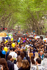 Barcelona  Spanien  Menschenmasse auf der Strasse am Sant Jordi Tag