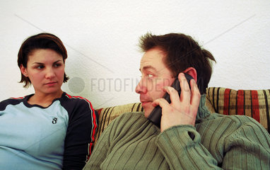 Ein junger Mann fuehrt ein Telefongespraech