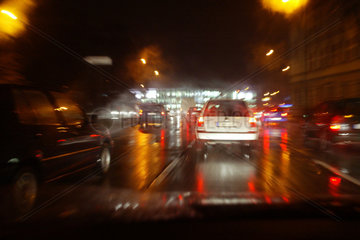 Autos in der Nacht auf regennasser Strasse