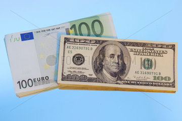 US Dollar und Euro Banknoten