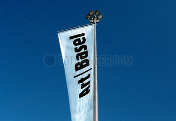 Das Logo der Art Basel auf einer weissen Fahne