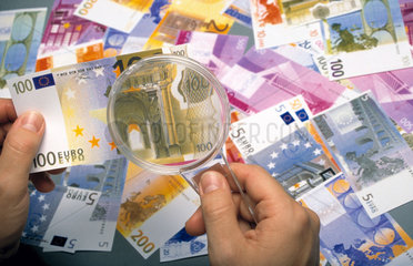 Lupe ueber Eurogeldscheinen