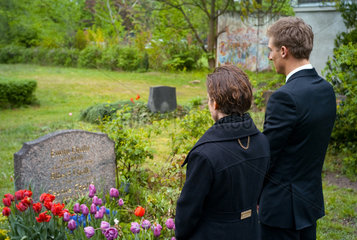 Berlin  Deutschland  eine Frau und ein Mann stehen an einem Grab