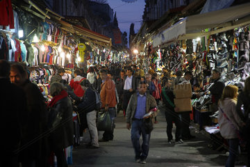 Istanbul  Tuerkei  Verkauf von Schuhen und Textilien beim Grossen Basar