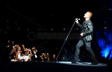 Barcelona  Spanien  Leadsaenger Bono der irischen Rockband U2