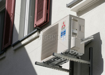 Berlin  Deutschland  Klimaanlage an einer Hauswand