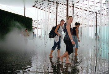 Expo 2002 Besucher gehen barfuss durch einen Ausstellunspavillon