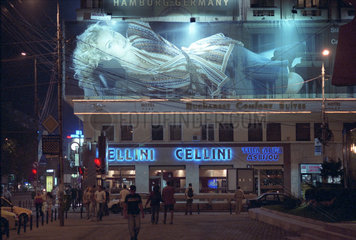 Gebaeude mit Werbung fuer Damenmode an der Fassade  Bukarest