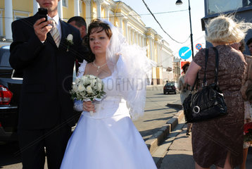 Sankt Petersburg  Russland  Brautpaar an der Peter-Paul-Festung