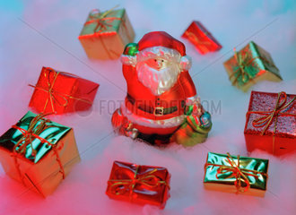 Weihnachtsmannfigur mit kleinen Geschenken