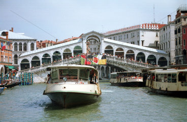 Venedig - Faehrschiffe auf dem Canale Grande