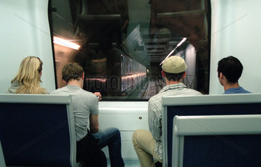 Fahrgaeste in einem Zug der Metro in Kopenhagen