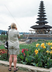 Touristin vor dem Tempel Pura Ulun Danu Bratan am Bratansee