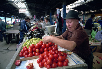 Gemueseverkaeufer auf dem Bukarester Markt