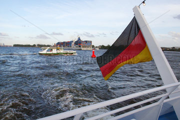 Hamburg  ein Schiff beim Auslaufen aus dem Hafen