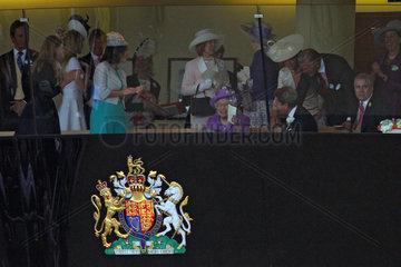 Ascot  Grossbritannien  Queen Elisabeth II und ihre Familie in der koeniglichen Loge auf der Galopprennbahn