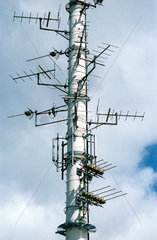 Antennen an einem Sendemast fuer den Mobilfunk