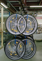 Laufraeder in einer Halle der Mitteldeutschen Fahrradwerke