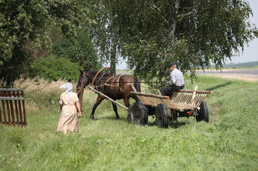 Gruszauka  Weissrussland  ein alter Bauer auf dem Weg ins Feld