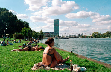 Berlin  Menschen sonnen sich im Treptower Park