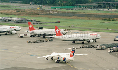 Zuerich  Schweiz  Flughafen Kloten mit Swissair und Crossair Flugzeugen
