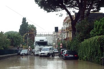 Aci Trezza  Italien  durch Regenwasser ueberflutete und unbefahrbare Strasse