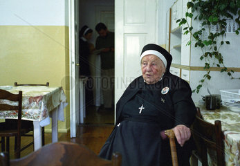 Eine Nonne im Speisesaal eines Klosters  Sued-Ostpolen