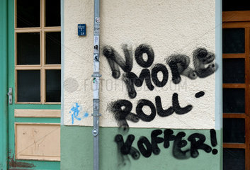 Berlin  Deutschland  Graffiti: No more Rollkoffer!
