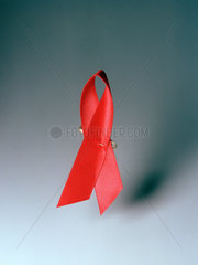 Die rote Schleife ist das Zeichen der Solidaritaet zu AIDS