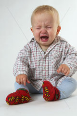 Ein kleines Kind weint bitterlich