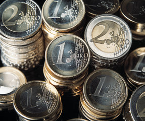 Euromuenzen im Wert von 1 und 2 Euro