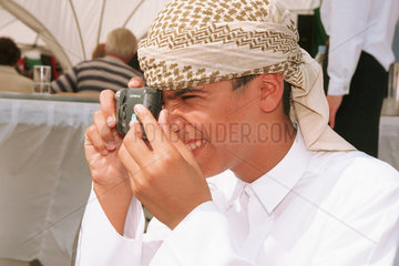 Ein arabischer Junge mit einer Sucherkamera in Berlin