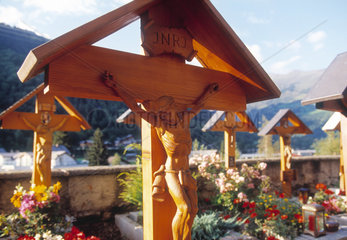 Friedhof mit traditionellen Holzkreuzen an den Graebern