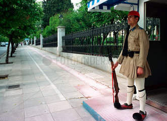 Ein Evzone wacht vor einem Regierungsgebaeude  Athen