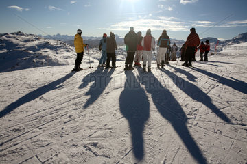 Krippenbrunn  Oesterreich  Teilnehmer an einem Skikurs